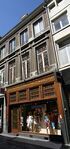 De winkelpui met bovenwoningen in andere bouwstijl.
<br/>
Monumentenregister (Wikimedia commons), onbekend